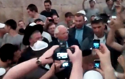 השגריר למתנדבים החרדים: אוהבים את טראמפ?