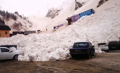 הרגע שבו מפולת שלגים השחיתה חניון שלם