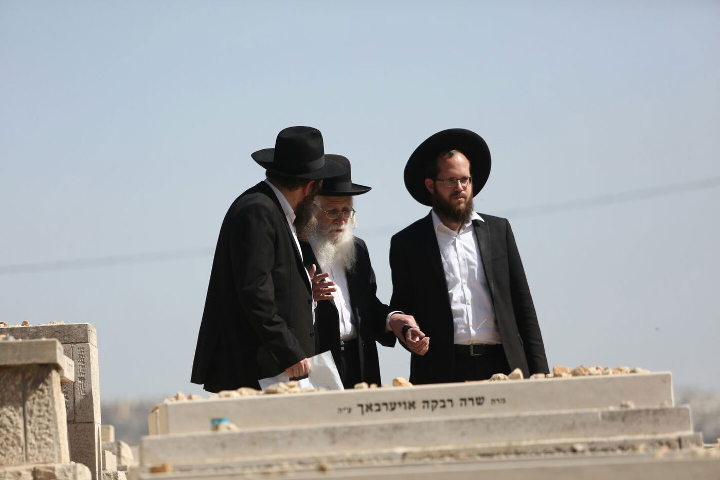 'שלושים' לגר"ש אוירבך: עלייה לציון וכתיבת ס"ת • גלריה