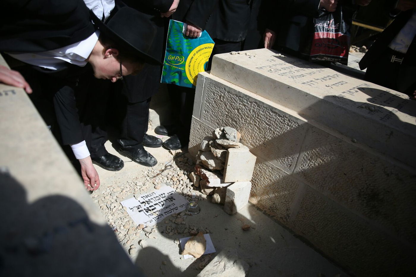 'שלושים' לגר"ש אוירבך: עלייה לציון וכתיבת ס"ת • גלריה