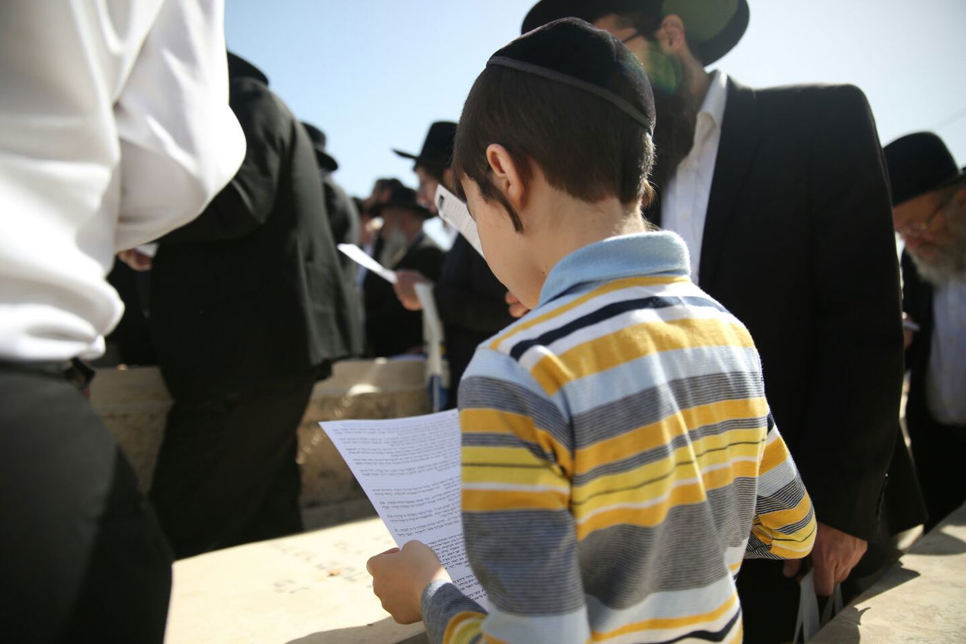 'שלושים' לגר"ש אוירבך: עלייה לציון וכתיבת ס"ת • גלריה