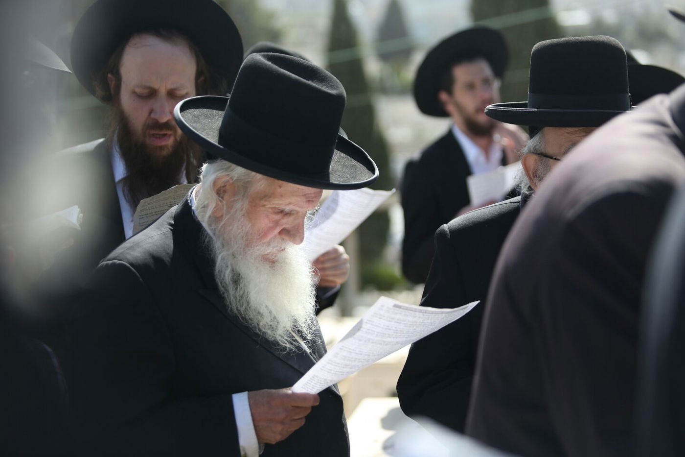 'שלושים' לגר"ש אוירבך: עלייה לציון וכתיבת ס"ת • גלריה