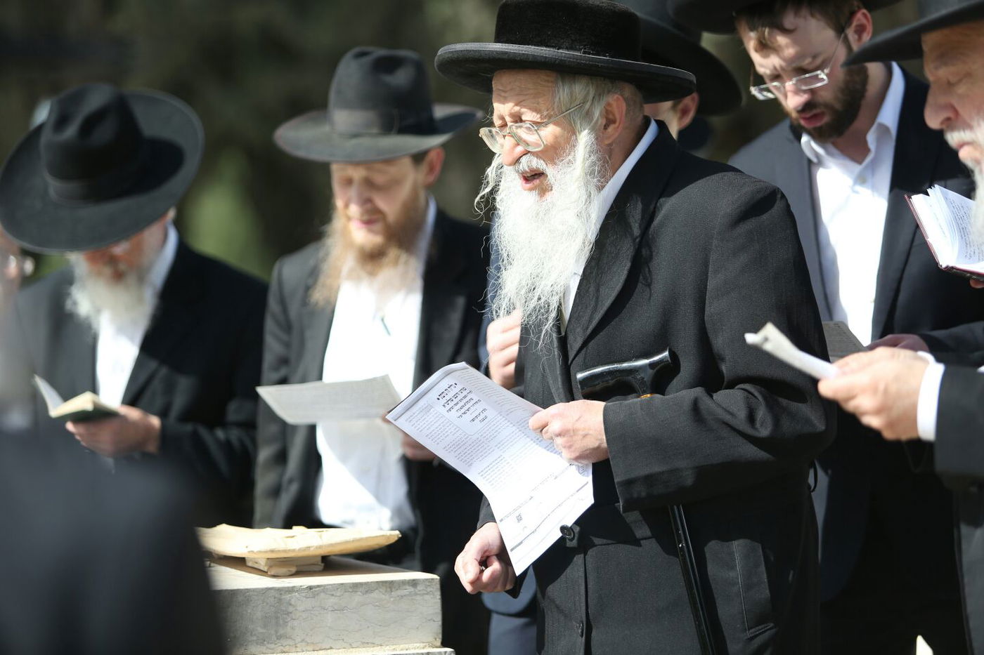 'שלושים' לגר"ש אוירבך: עלייה לציון וכתיבת ס"ת • גלריה