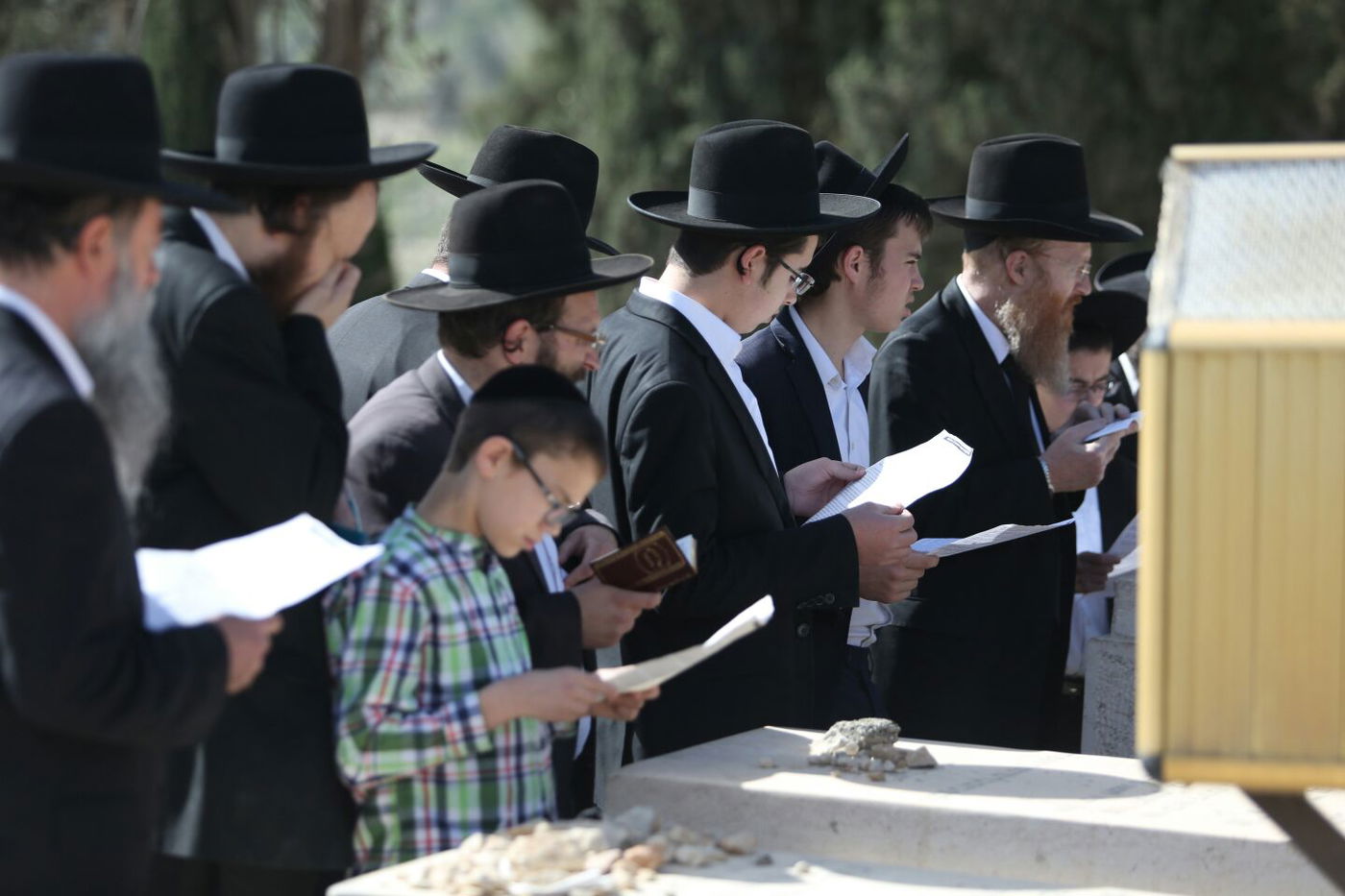 'שלושים' לגר"ש אוירבך: עלייה לציון וכתיבת ס"ת • גלריה