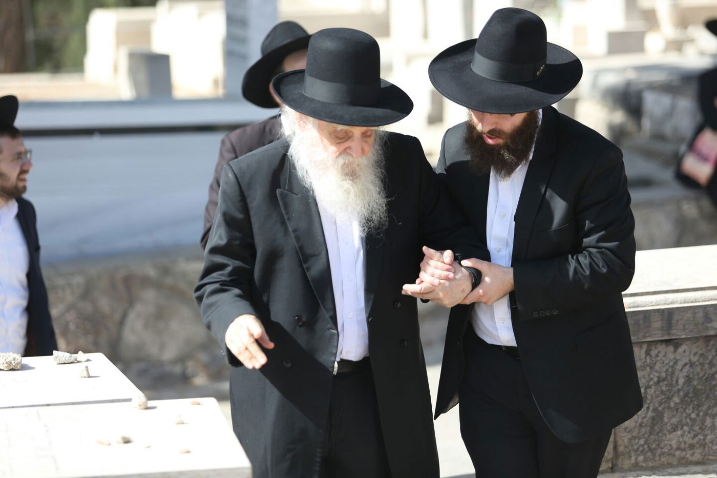 'שלושים' לגר"ש אוירבך: עלייה לציון וכתיבת ס"ת • גלריה