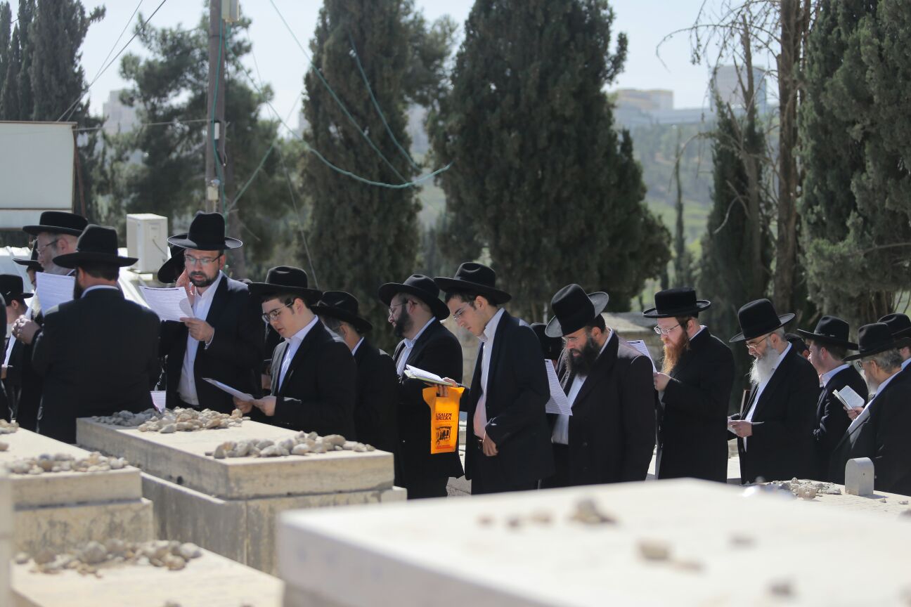 'שלושים' לגר"ש אוירבך: עלייה לציון וכתיבת ס"ת • גלריה