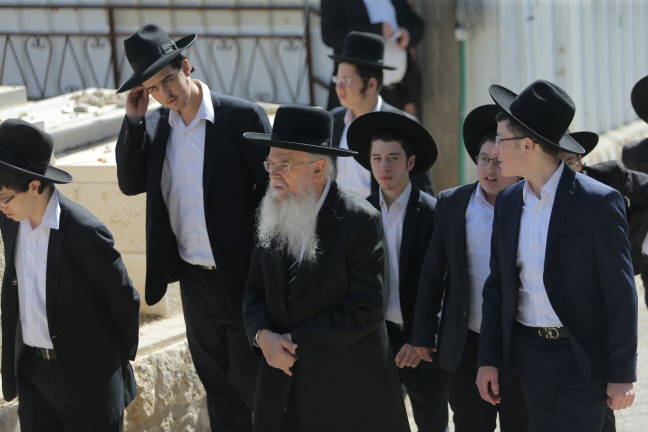 'שלושים' לגר"ש אוירבך: עלייה לציון וכתיבת ס"ת • גלריה