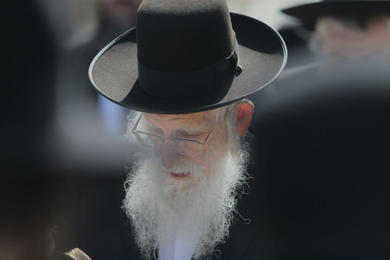 'שלושים' לגר"ש אוירבך: עלייה לציון וכתיבת ס"ת • גלריה