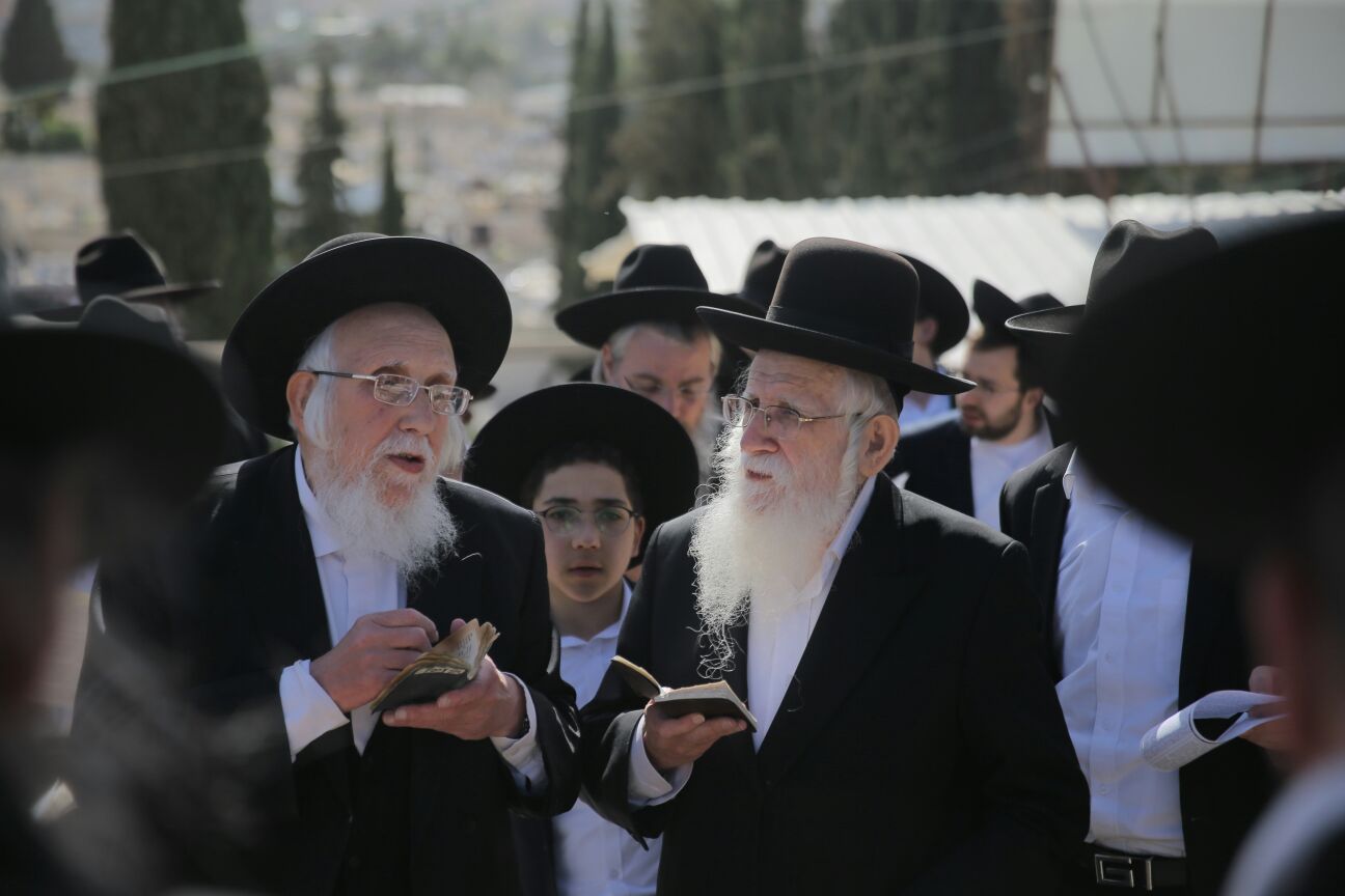 'שלושים' לגר"ש אוירבך: עלייה לציון וכתיבת ס"ת • גלריה