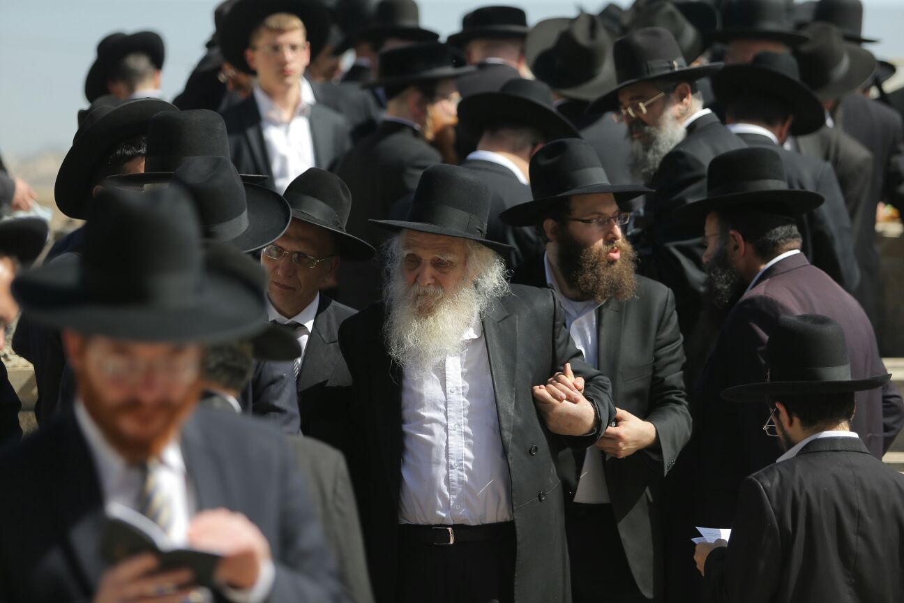 'שלושים' לגר"ש אוירבך: עלייה לציון וכתיבת ס"ת • גלריה