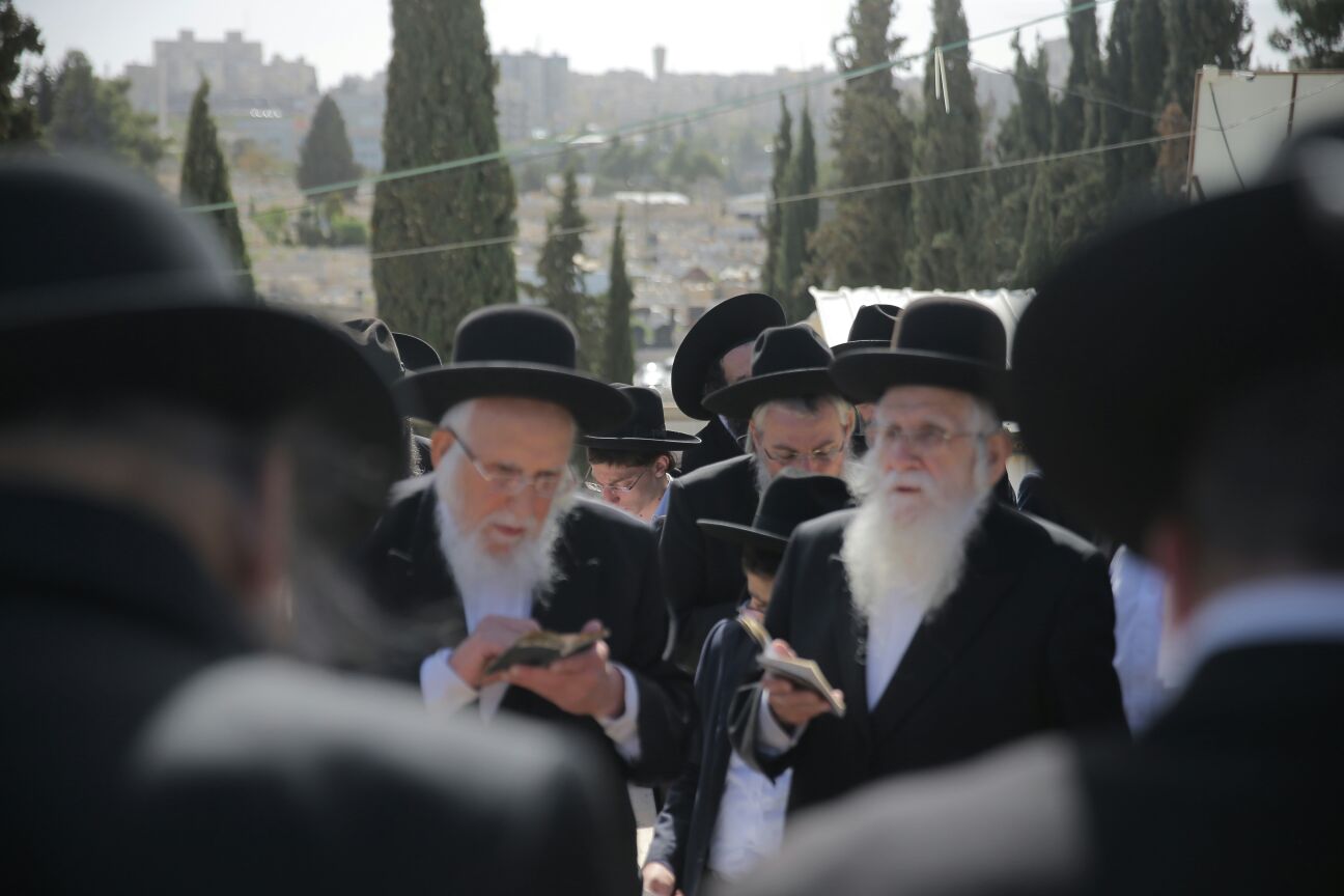 'שלושים' לגר"ש אוירבך: עלייה לציון וכתיבת ס"ת • גלריה