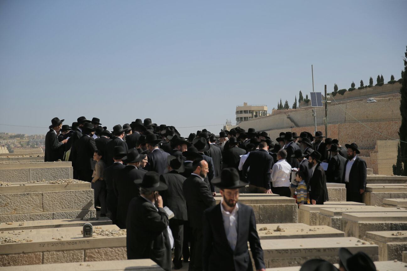 'שלושים' לגר"ש אוירבך: עלייה לציון וכתיבת ס"ת • גלריה