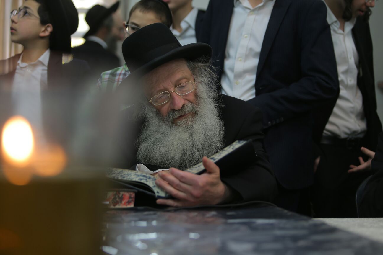 'שלושים' לגר"ש אוירבך: עלייה לציון וכתיבת ס"ת • גלריה