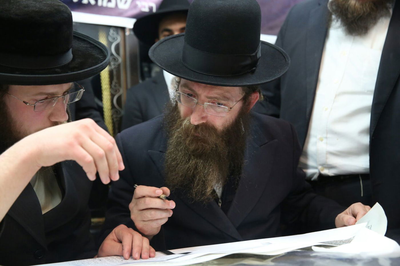 'שלושים' לגר"ש אוירבך: עלייה לציון וכתיבת ס"ת • גלריה