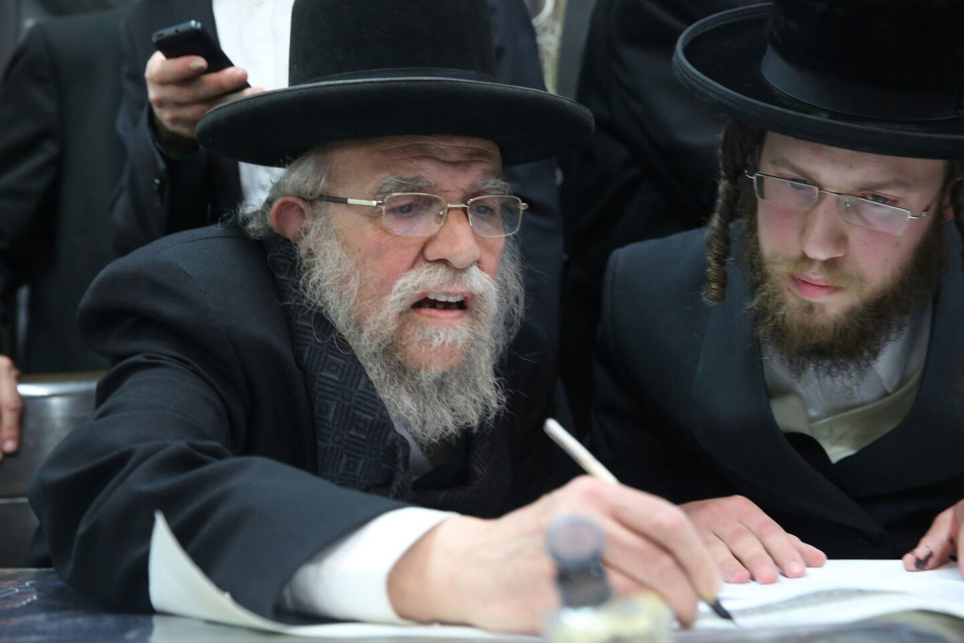 'שלושים' לגר"ש אוירבך: עלייה לציון וכתיבת ס"ת • גלריה