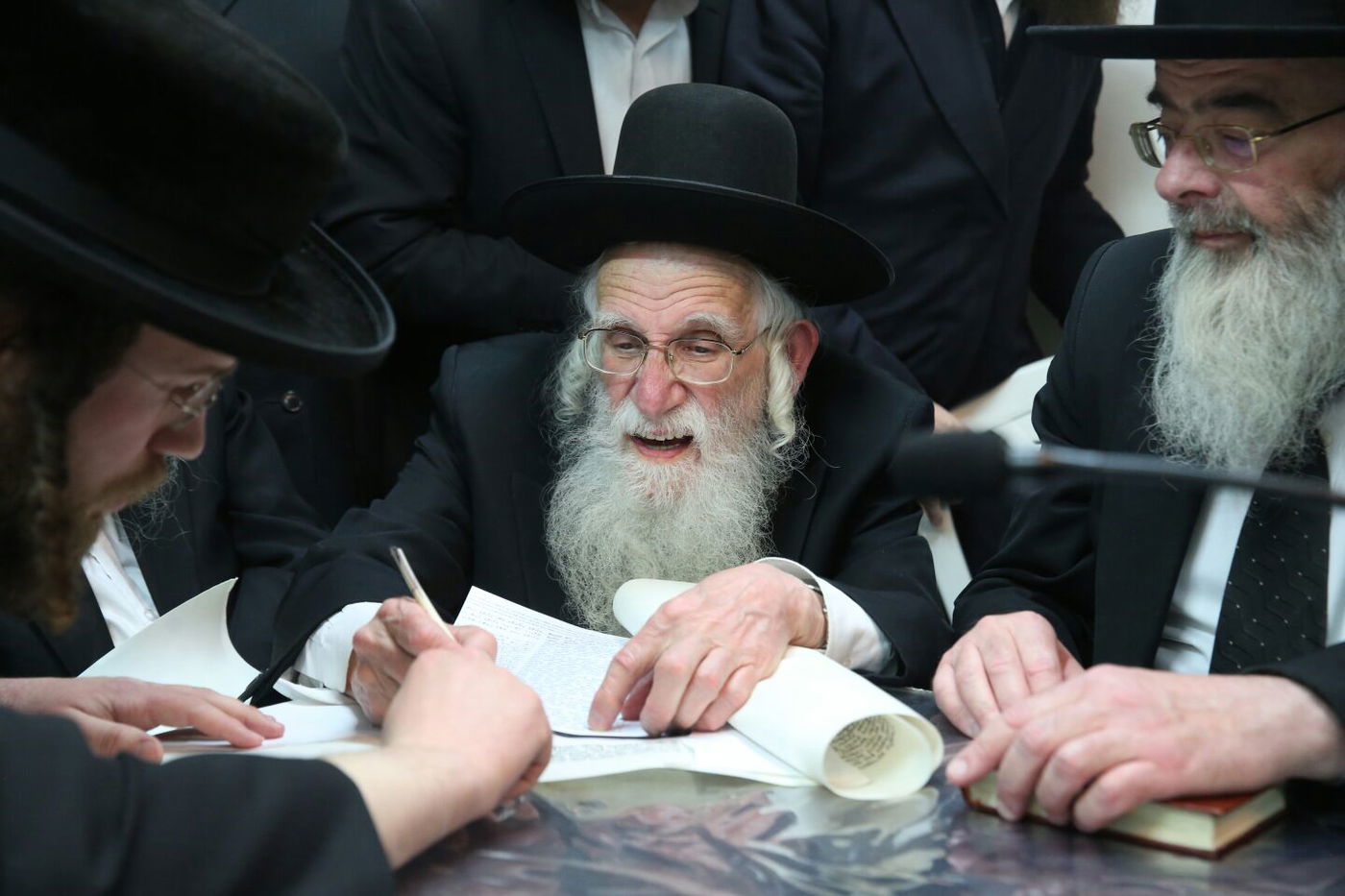 'שלושים' לגר"ש אוירבך: עלייה לציון וכתיבת ס"ת • גלריה