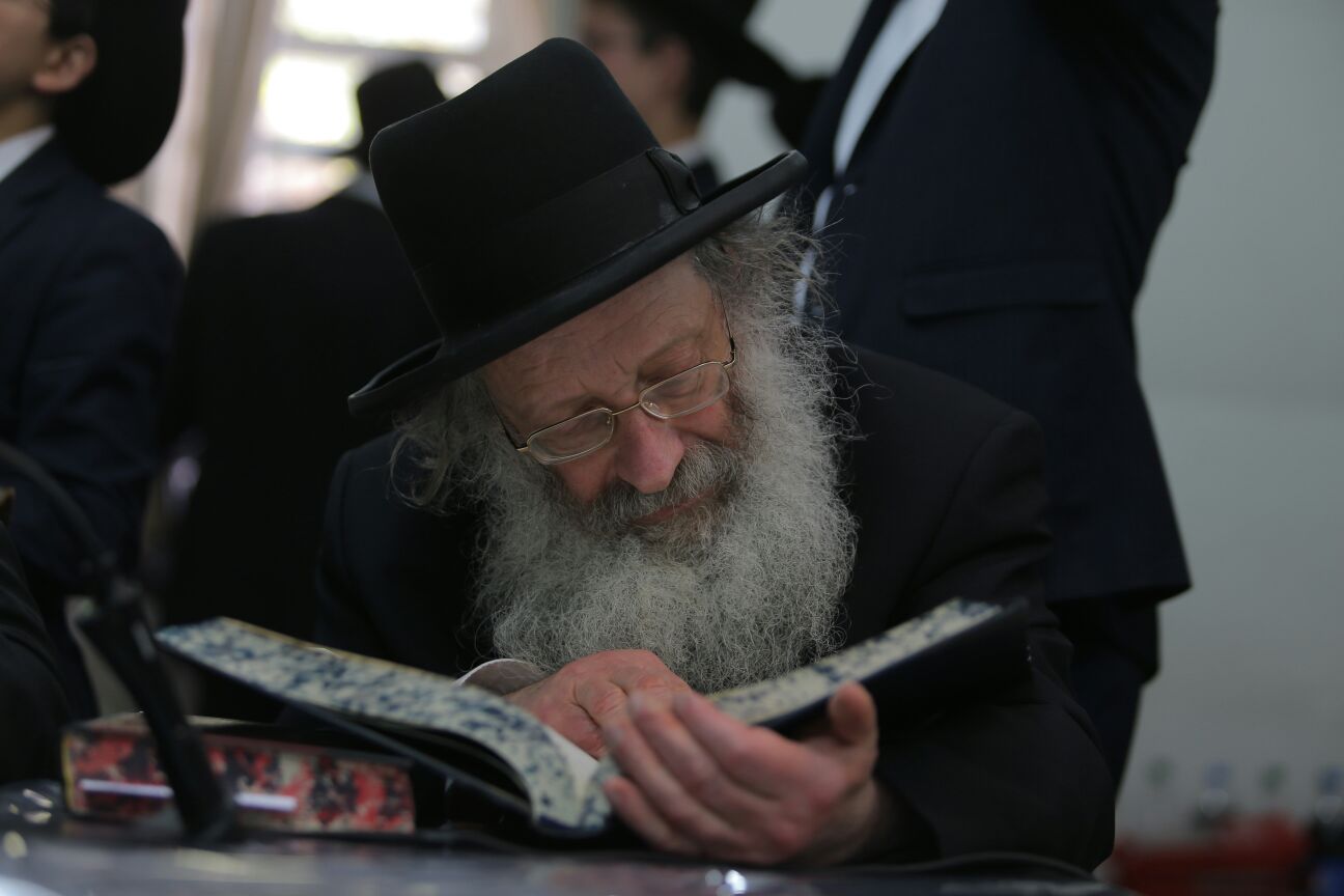 'שלושים' לגר"ש אוירבך: עלייה לציון וכתיבת ס"ת • גלריה