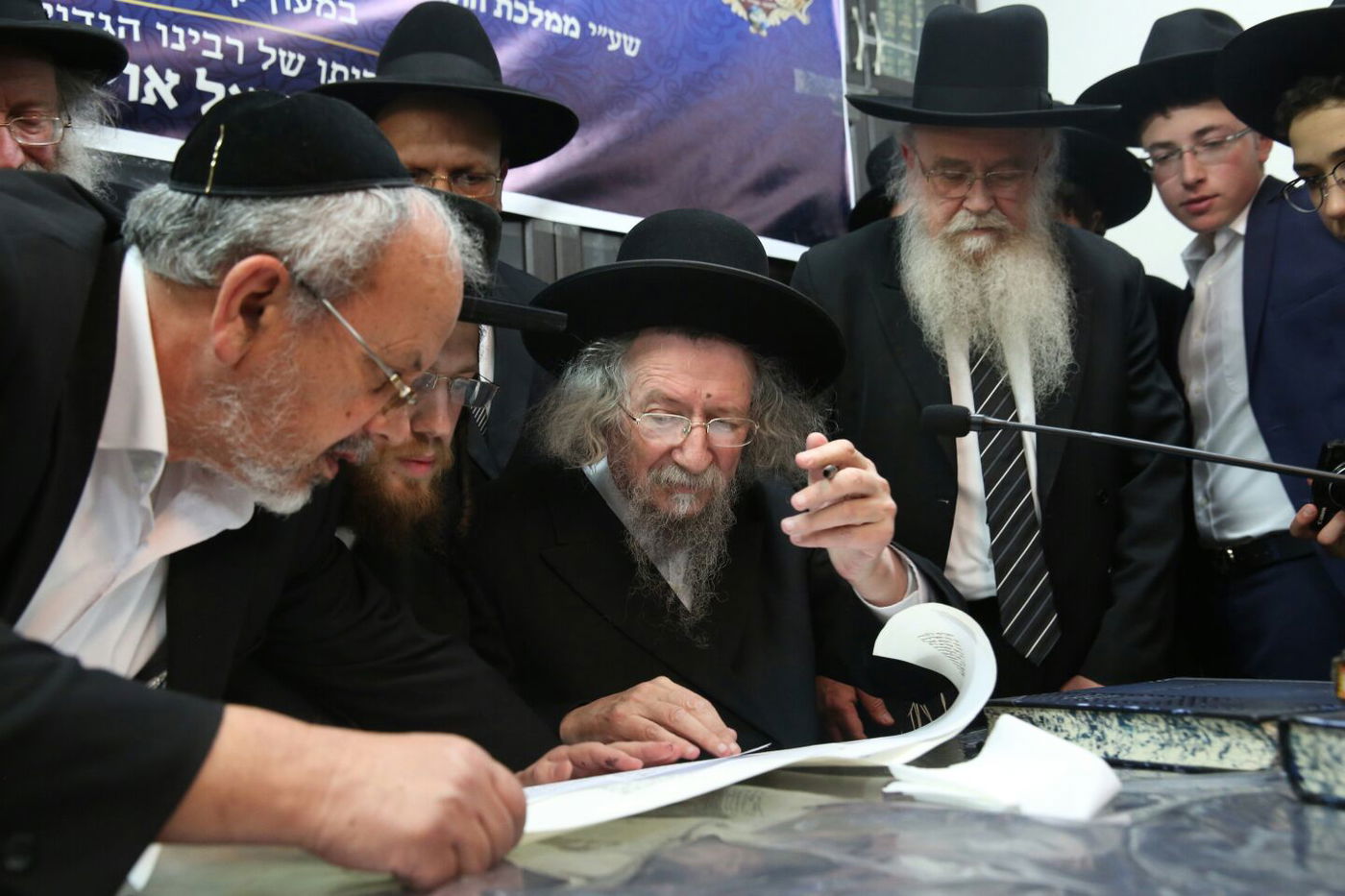 'שלושים' לגר"ש אוירבך: עלייה לציון וכתיבת ס"ת • גלריה