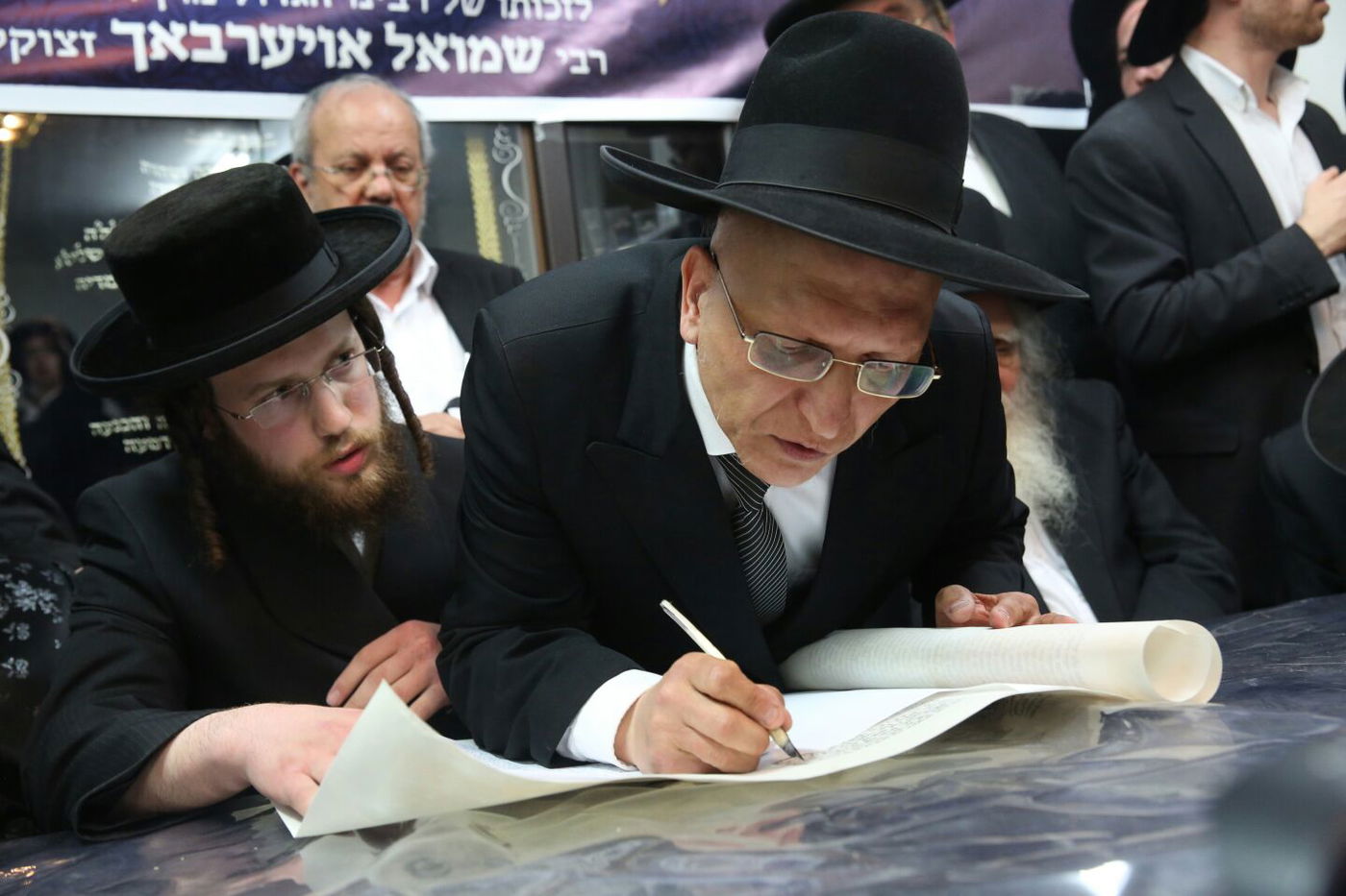 'שלושים' לגר"ש אוירבך: עלייה לציון וכתיבת ס"ת • גלריה