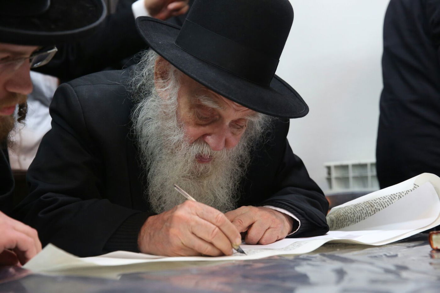 'שלושים' לגר"ש אוירבך: עלייה לציון וכתיבת ס"ת • גלריה