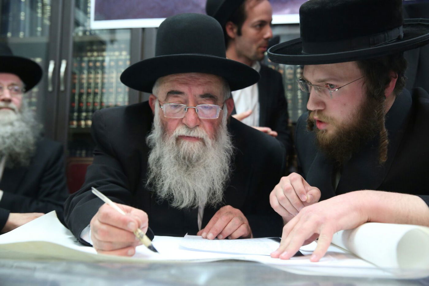 'שלושים' לגר"ש אוירבך: עלייה לציון וכתיבת ס"ת • גלריה