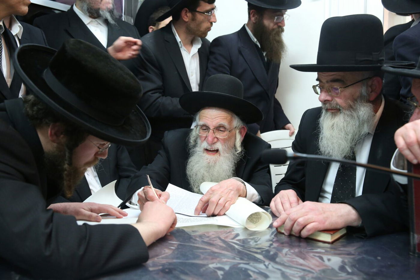 'שלושים' לגר"ש אוירבך: עלייה לציון וכתיבת ס"ת • גלריה