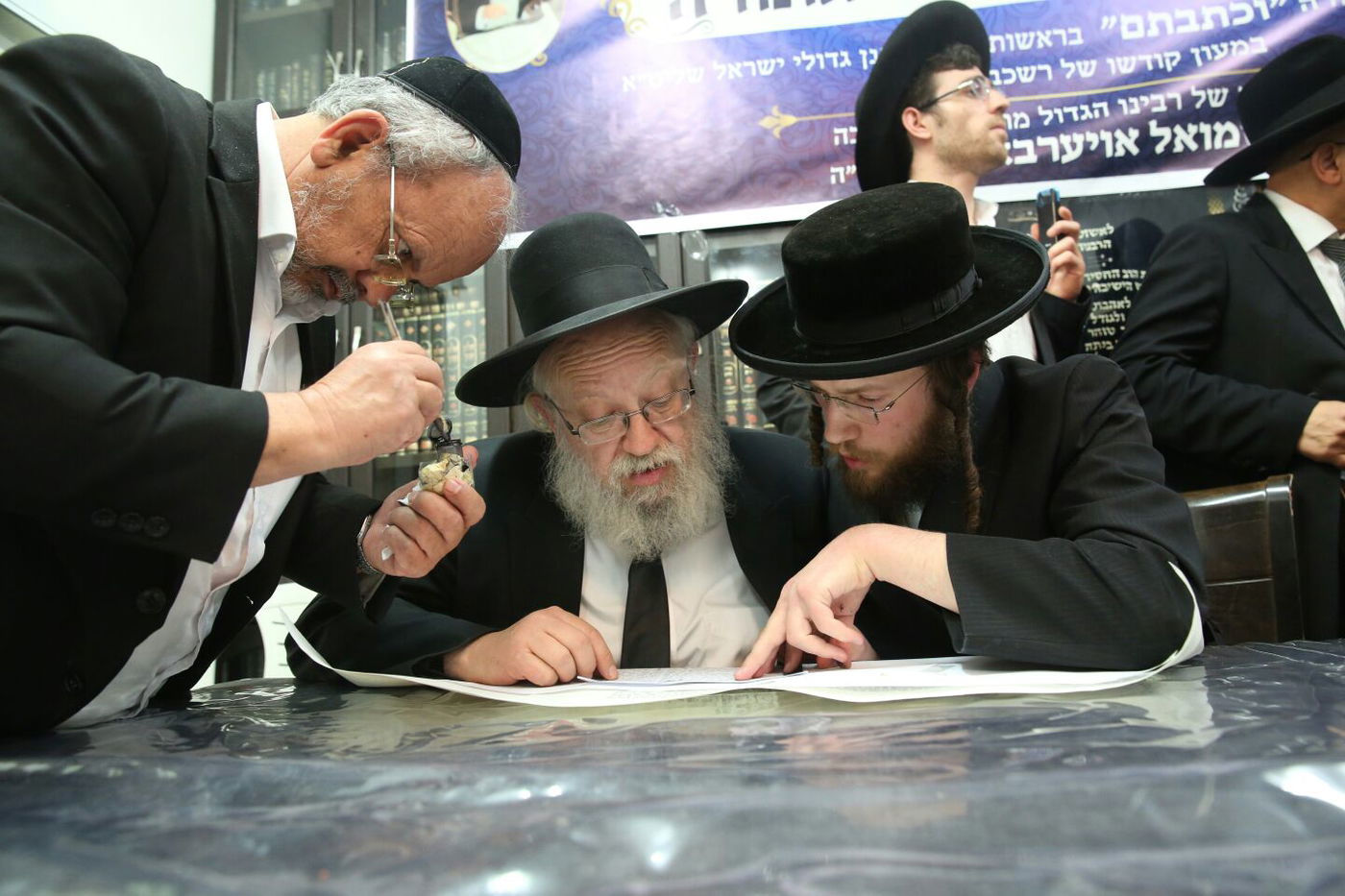 'שלושים' לגר"ש אוירבך: עלייה לציון וכתיבת ס"ת • גלריה