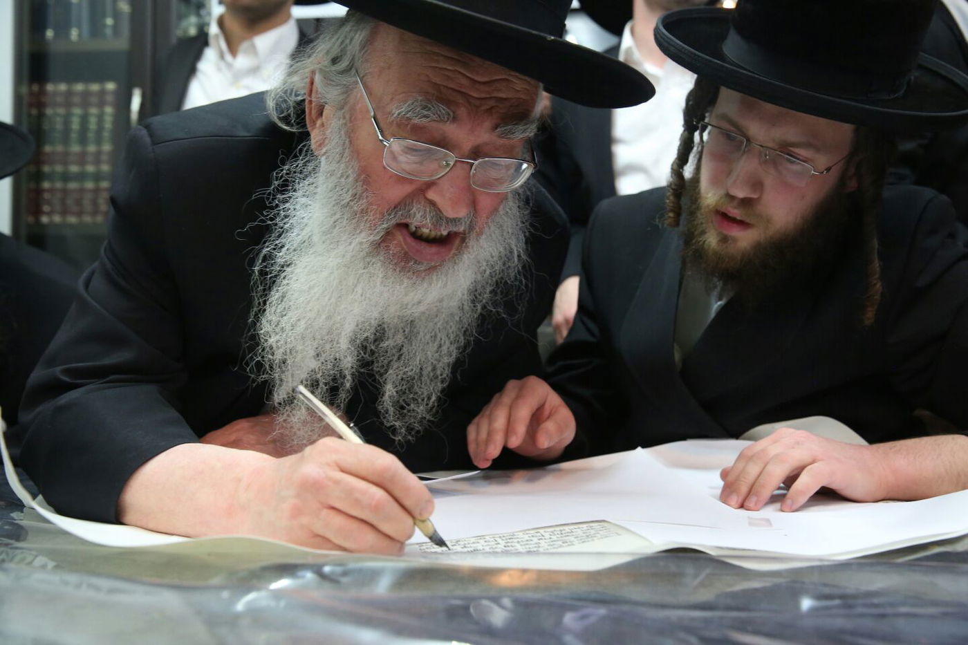 'שלושים' לגר"ש אוירבך: עלייה לציון וכתיבת ס"ת • גלריה