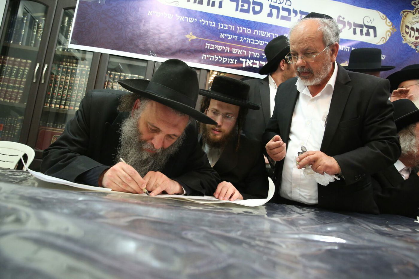 'שלושים' לגר"ש אוירבך: עלייה לציון וכתיבת ס"ת • גלריה