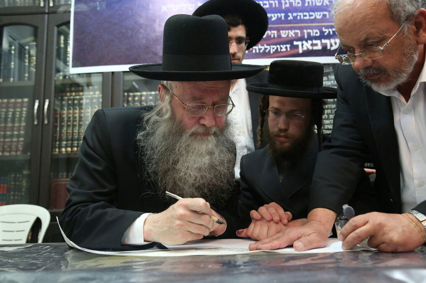 'שלושים' לגר"ש אוירבך: עלייה לציון וכתיבת ס"ת • גלריה