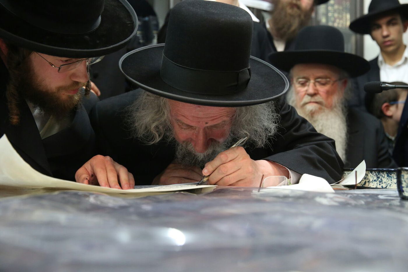 'שלושים' לגר"ש אוירבך: עלייה לציון וכתיבת ס"ת • גלריה