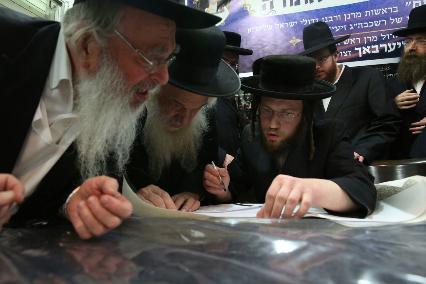 'שלושים' לגר"ש אוירבך: עלייה לציון וכתיבת ס"ת • גלריה