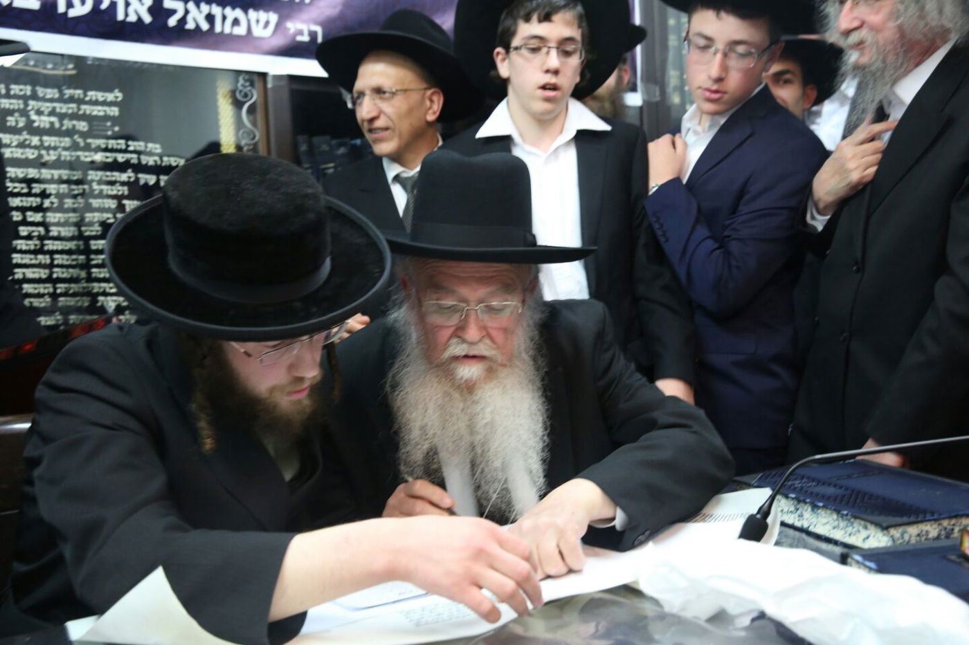 'שלושים' לגר"ש אוירבך: עלייה לציון וכתיבת ס"ת • גלריה