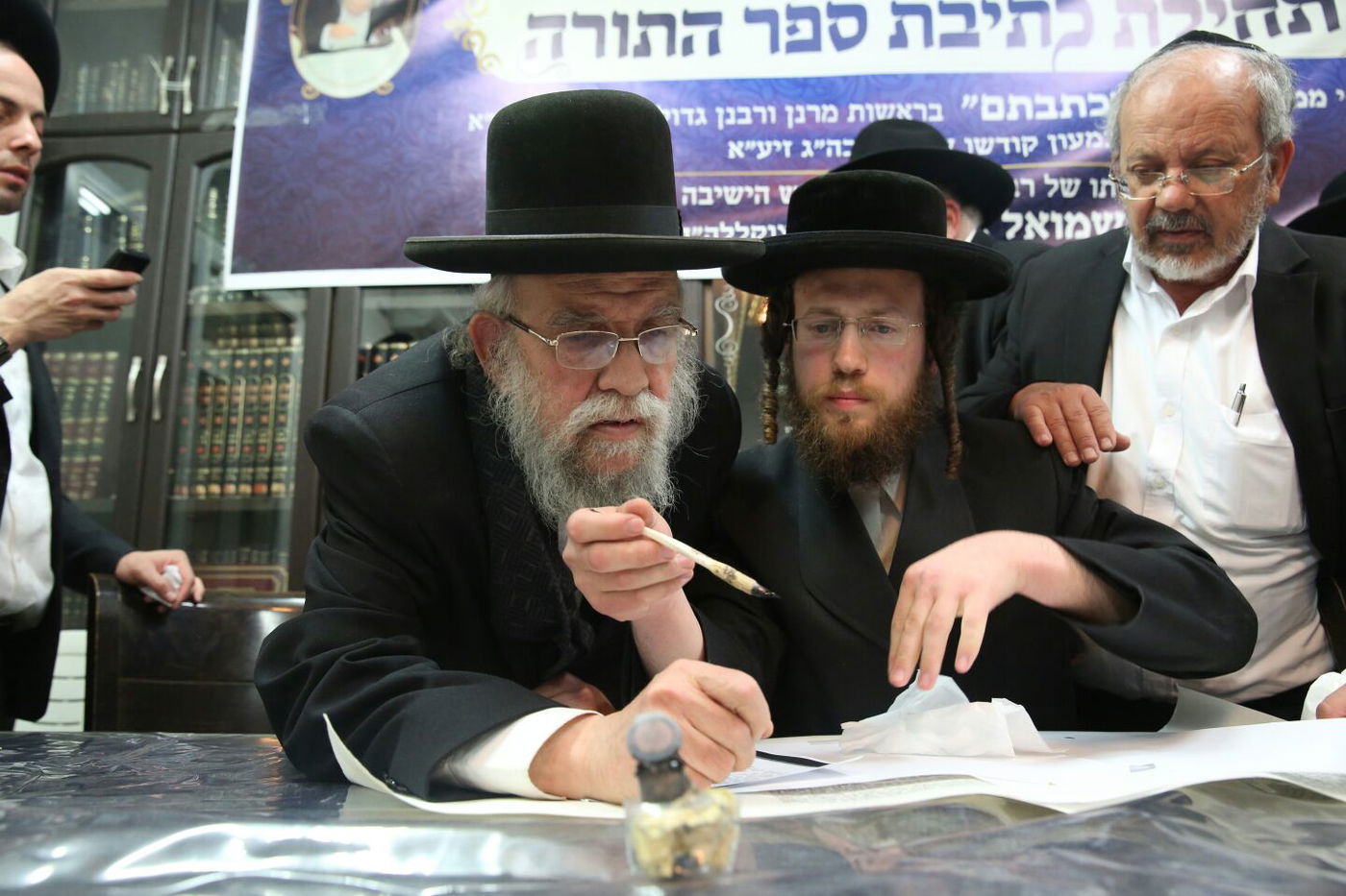 'שלושים' לגר"ש אוירבך: עלייה לציון וכתיבת ס"ת • גלריה