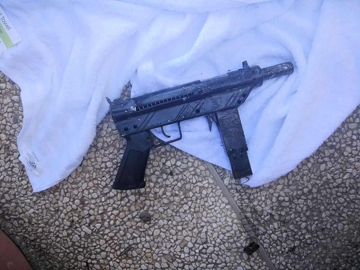 הבחין בשוטרים והשליך מהחלון תת מקלע