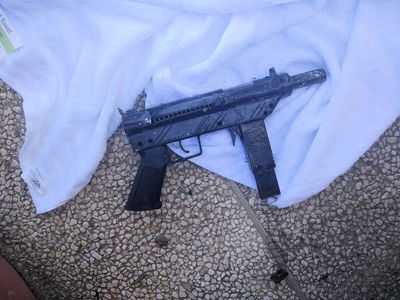 הבחין בשוטרים והשליך מהחלון תת מקלע