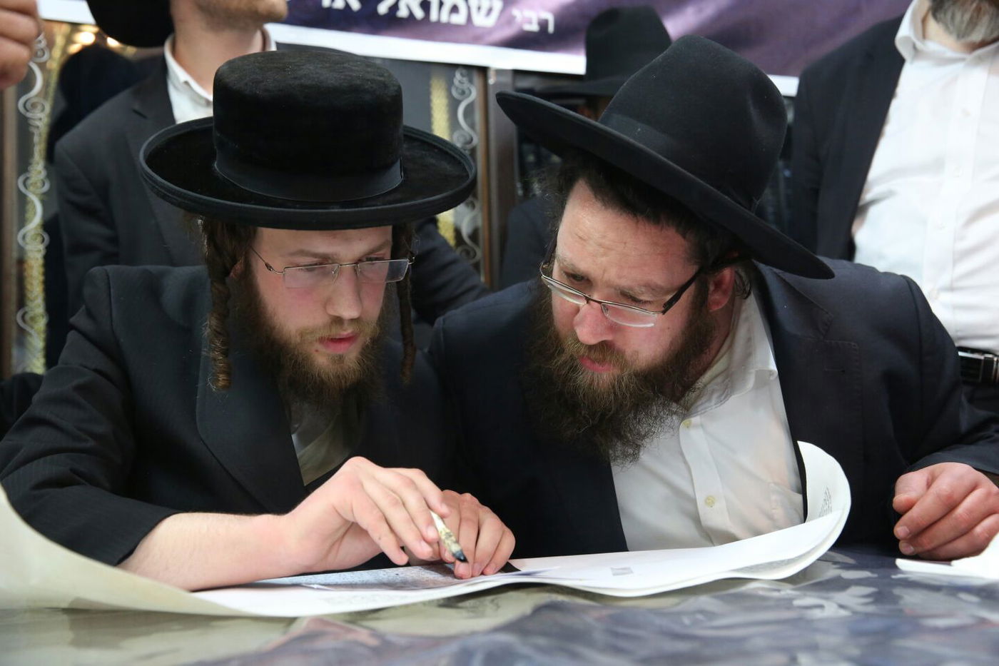 'שלושים' לגר"ש אוירבך: עלייה לציון וכתיבת ס"ת • גלריה