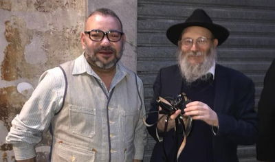 המלך עם שליח חב"ד