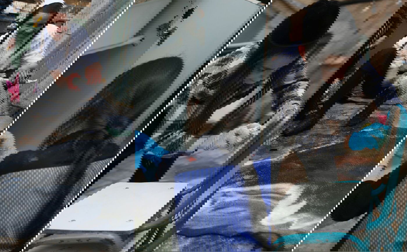 כנסו לאווירה: צלם "כיכר השבת" עם המקרצפים במאה שערים