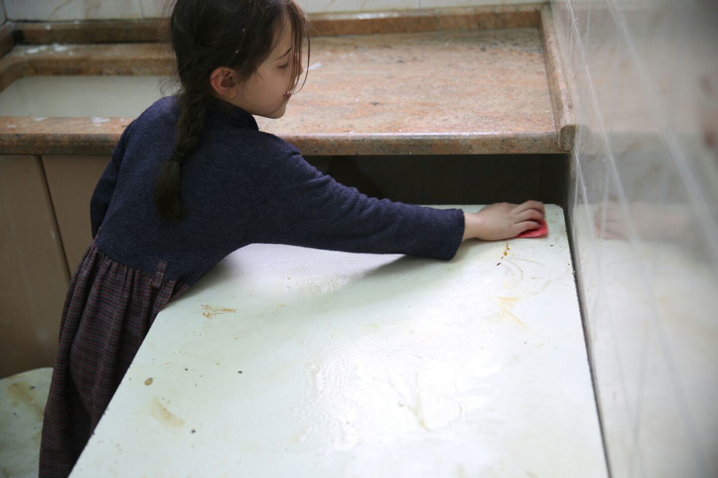 כנסו לאווירה: צלם "כיכר השבת" עם המקרצפים במאה שערים