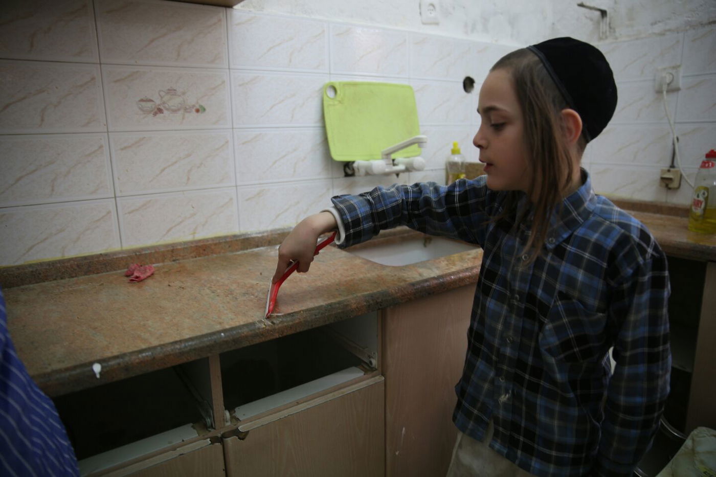 כנסו לאווירה: צלם "כיכר השבת" עם המקרצפים במאה שערים