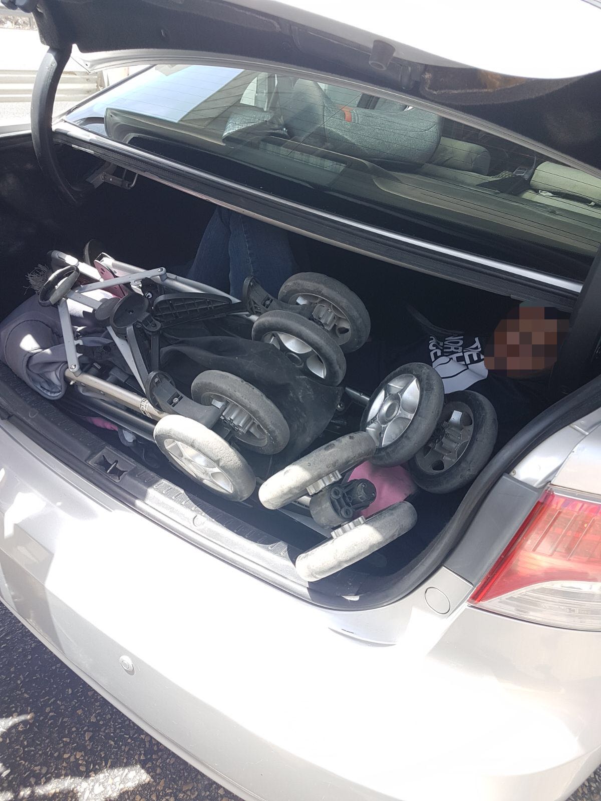 השב"ח הסתתר מאחורי עגלות התינוק • צפו