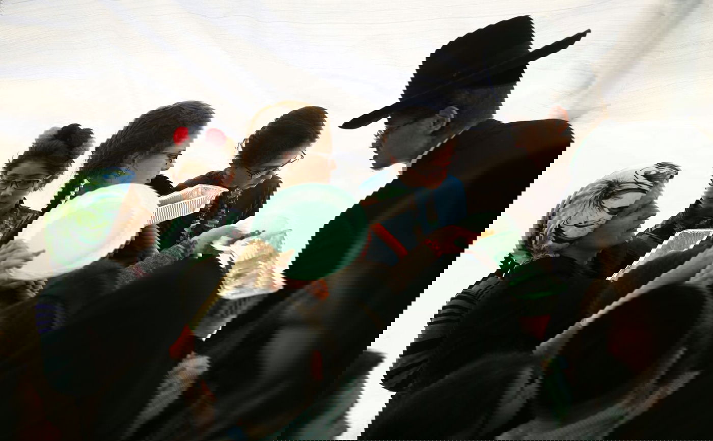 ערב חג במאה שערים: ההורים מנקים, הילדים אוכלים צ'יפס אצל 'המגיד'