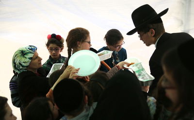 ערב חג במאה שערים: ההורים מנקים, הילדים אוכלים צ'יפס אצל 'המגיד'