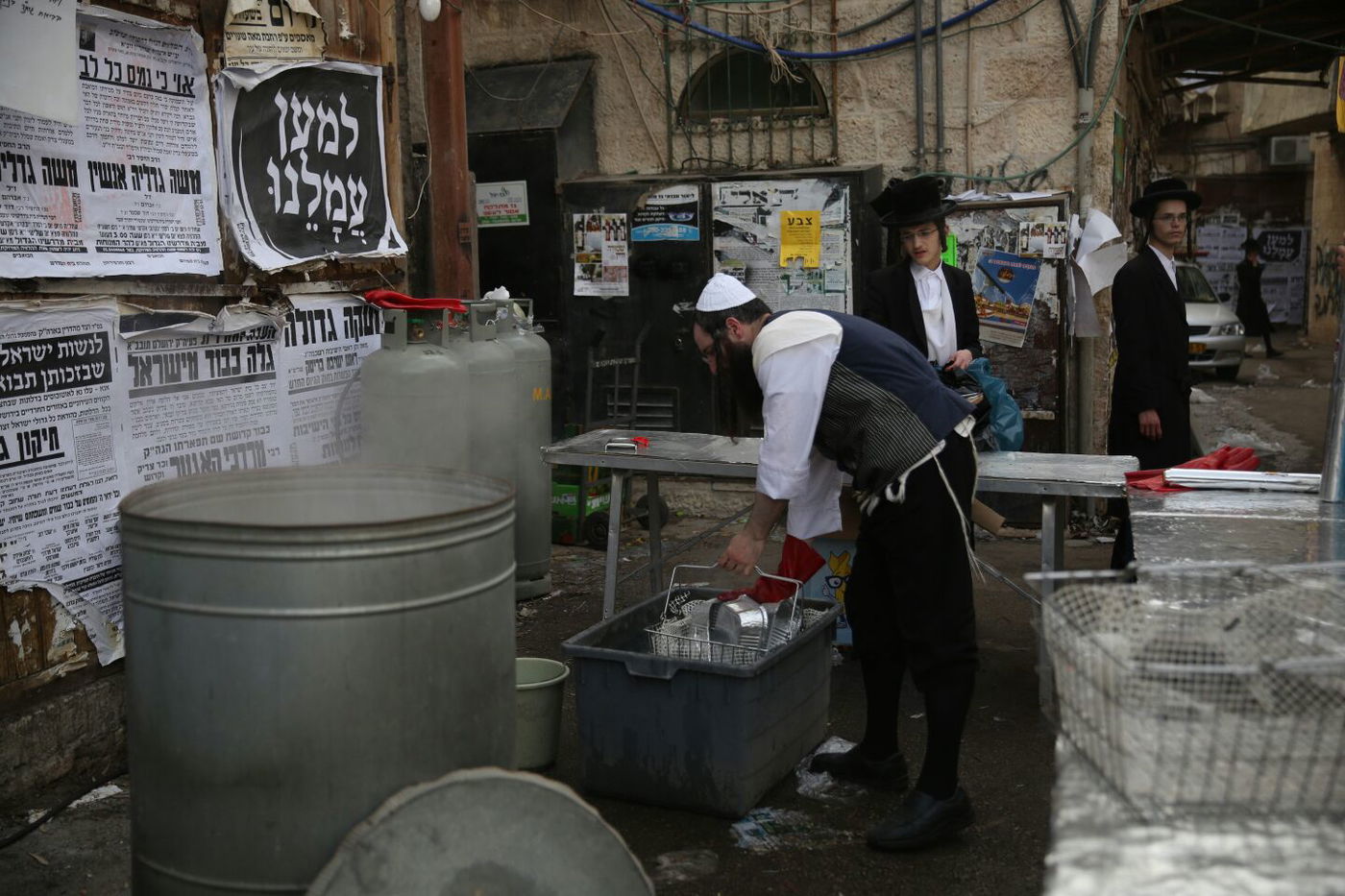 כך מגעילים כלים בשוק מאה שערים • תיעוד