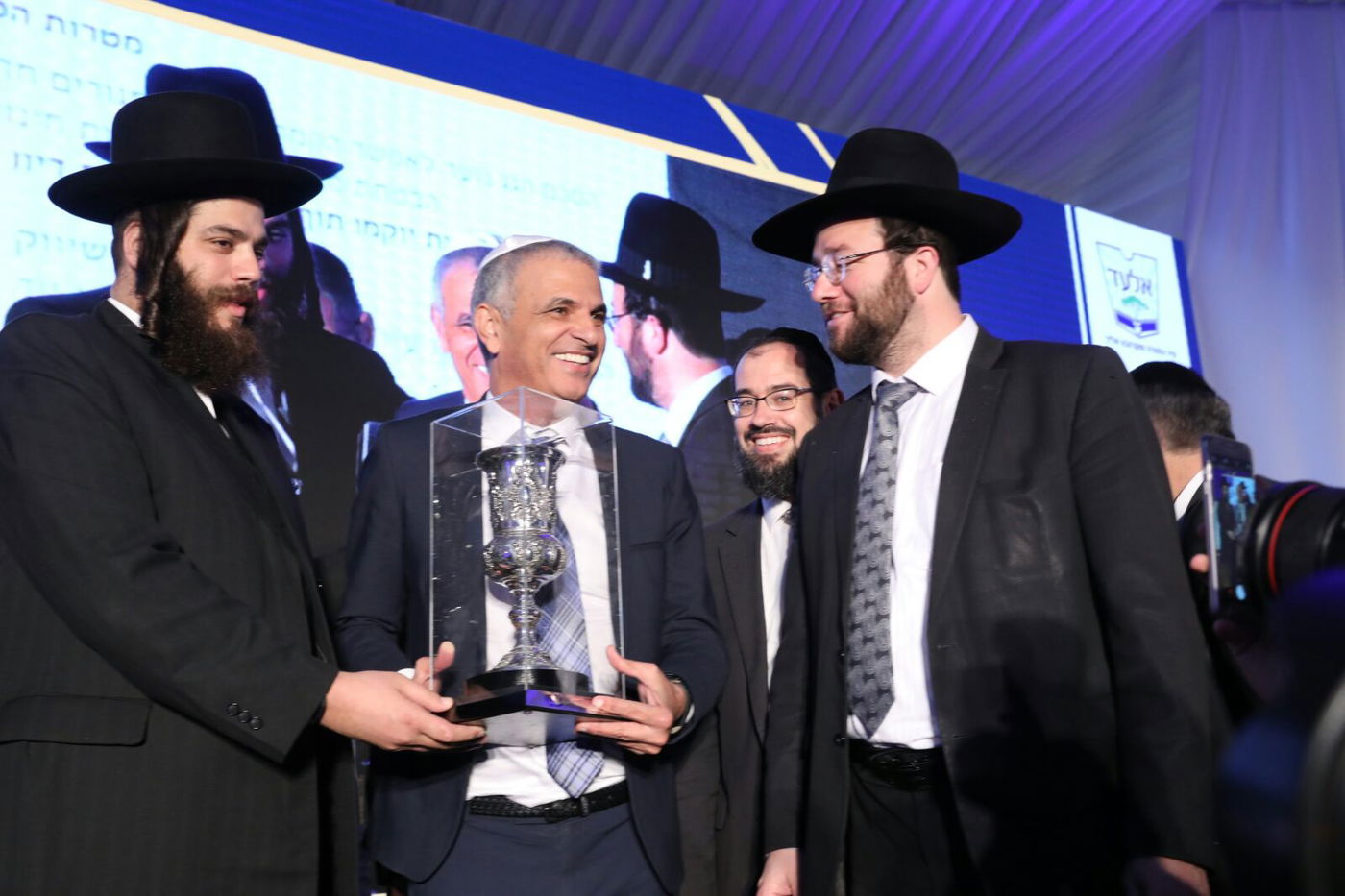 השר כחלון בחתימת הסכם היסטורי באלעד.