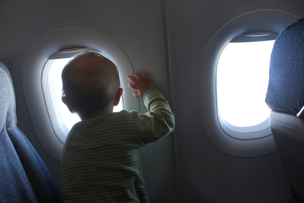 הילדים יסעו עם אביהם לחו"ל. אילוסטרציה