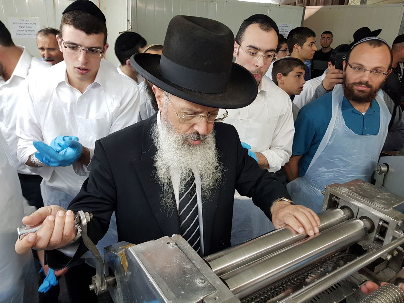 לאחר חצות: הראשונים לציון באפיית מצות