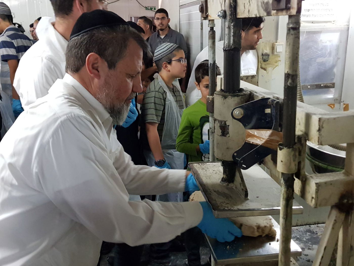 לאחר חצות: הראשונים לציון באפיית מצות