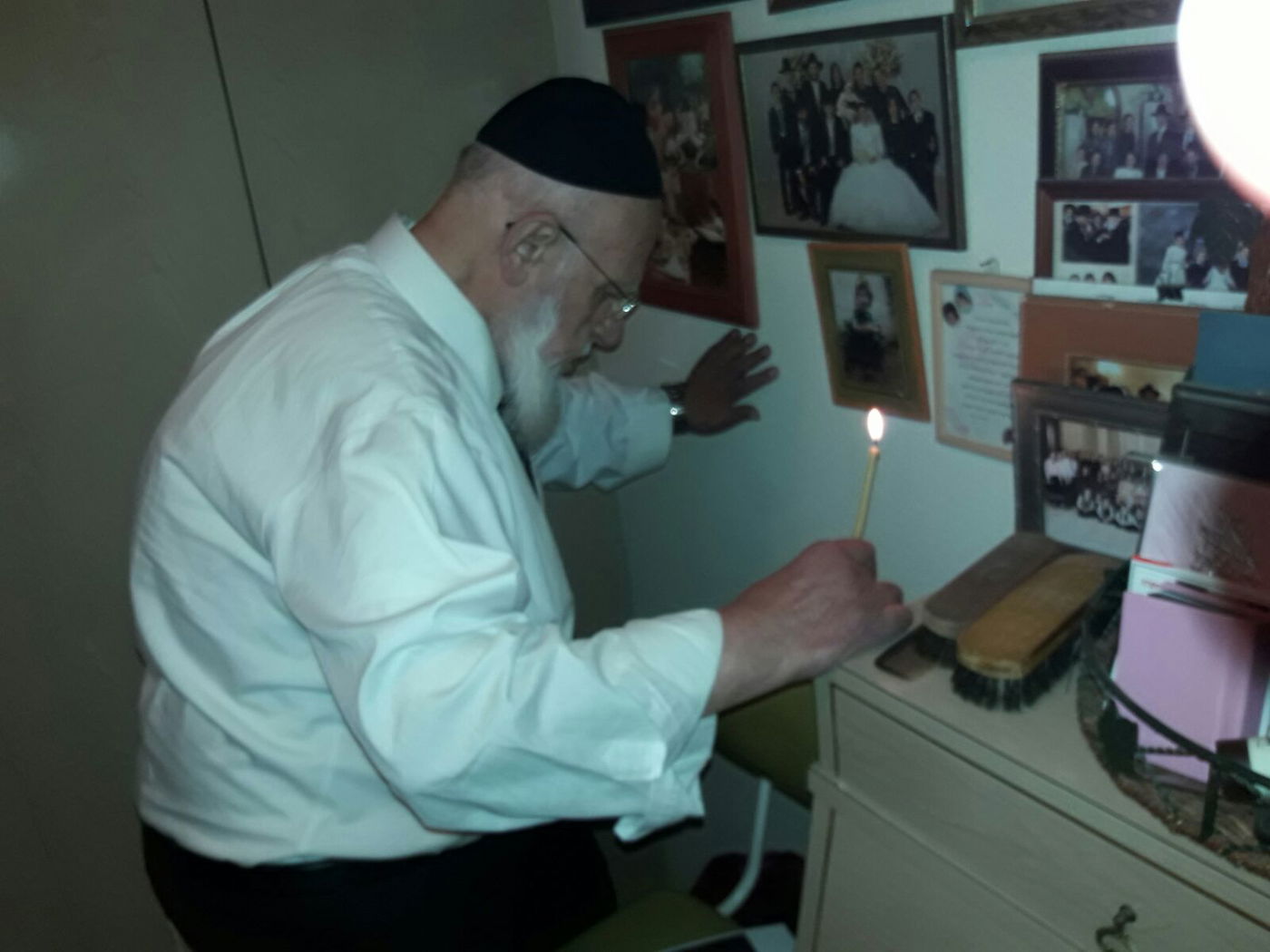 תיעוד: נשיא המועצת בבדיקת ושריפת חמץ